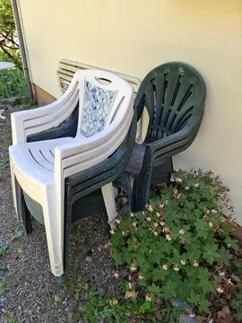 9 chaises de jardin