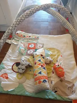 tapis d'éveil avec jouets à suspendre