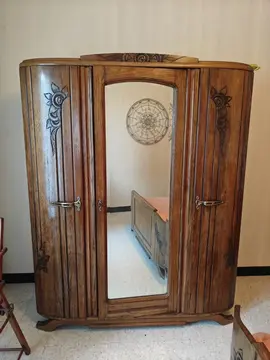 armoire vintage