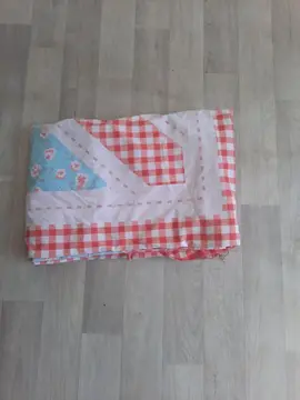 Donne nappe blanche et rouge