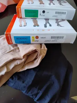 2 collants et 2 paires de chaussettes de contention