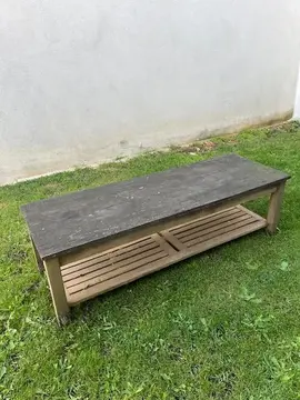 Tables et chaises de jardin en bois et transats en bois