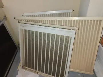 4 radiateurs et une baignoire en fonte