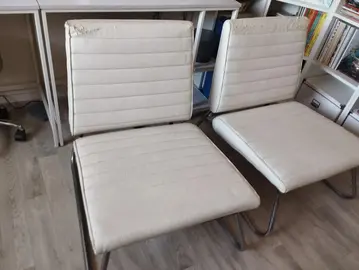 Fauteuils bas cuir beige