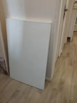 plan de travail en bois de 1 m x 65 cm avec finitions métal blanches