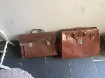 deux sacoches en cuir