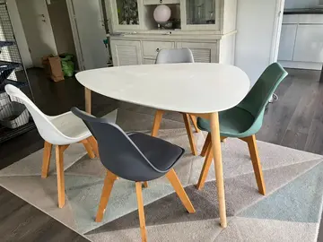 Ensemble table et chaises à rénover