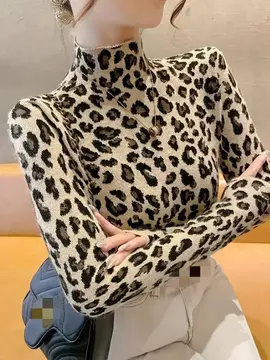 Pull doux col haut imprimé léopard