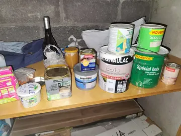 Pots de peinture, colle, vernis, ..