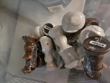 Donne supports pour tringles à rideaux blanc et marron neif sous plastique d'origine