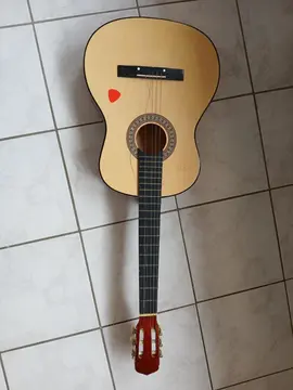Guitare en bois + gratte en plastique