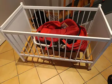 Ensemble lit + Maxi cosi + couffin +Table a langer