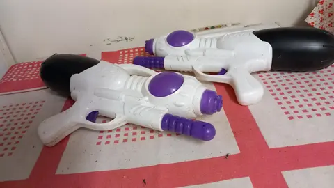 gros pistolets à eau