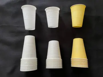 Lot de gobelets en plastique