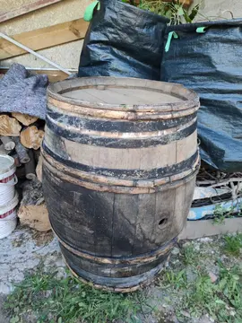 Gros tonneau en bois de décoration