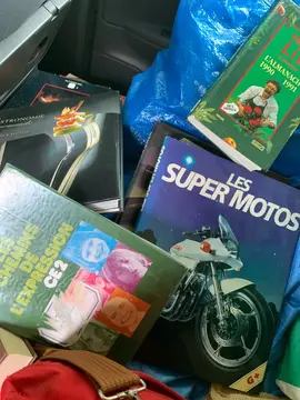 Divers livres, magazines, classeurs fiches