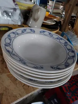 lot de vaisselle, assiettes et assiettes creuses