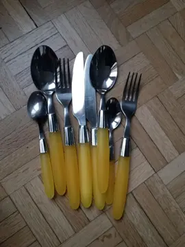 lot de couverts (2 de chaque) manche plastique jaune