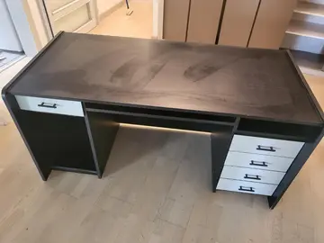 Bureau avec sorties cables