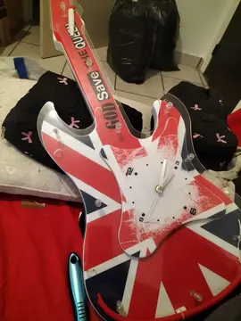 horloge murale en forme de guitare