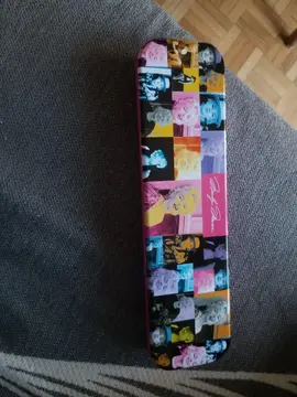 boîte en métal pour stylos abîmée sur un angle