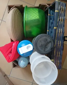 carton d'ustensiles de cuisine
