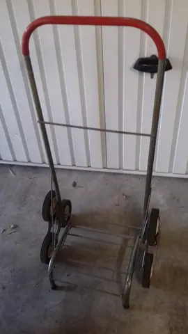 2 STRUCTURES DE CADDIES A 3 ROUES