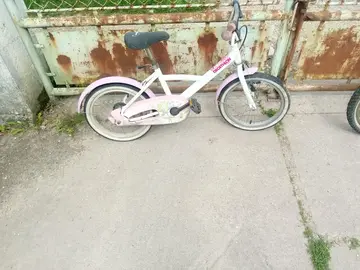 Donne vélos, casque et roue de vélo
