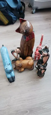 Lot de 7 chats en bois