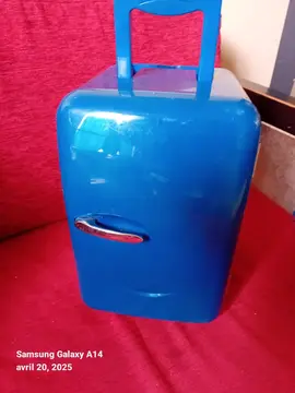 Petit frigo- anciennement éléctrique, mais ne marche plus- bien pour petite cuisine enfant