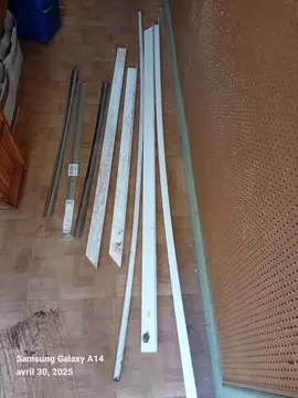 divers baguettes- seaux de peinture - petite auge plâtre- balai de chantier