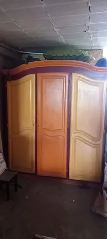 grande armoire en bois peinte