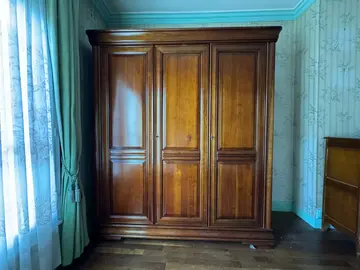 Grande armoire en bois massif