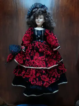 Poupée porcelaine