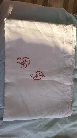 drap ancien blanc broderie rouge