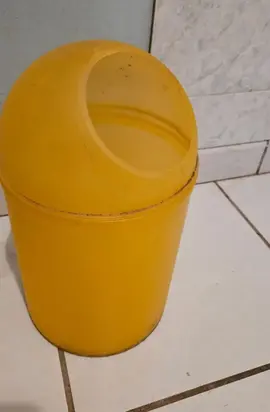 Donne poubelle ouverte jaune moutarde pour salle de bain