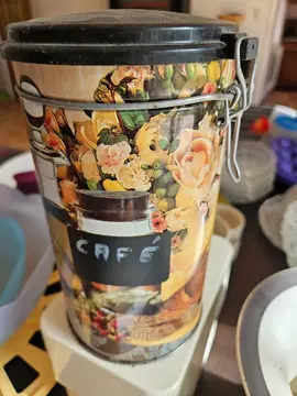 Donne boite en fer pour café