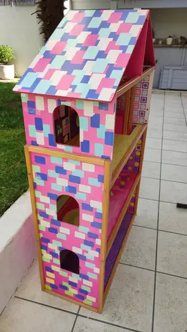 grande maison de poupée avec ascenseur