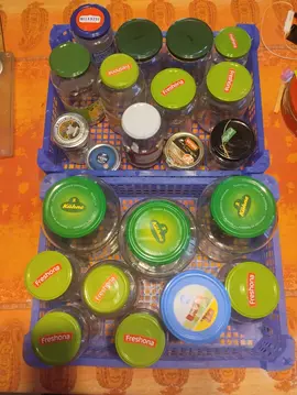 lot bocaux en verre avec cagettes en plastique