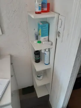 Meuble de bois blanc