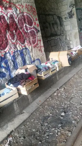 arrivage de vêtements principalement enfants