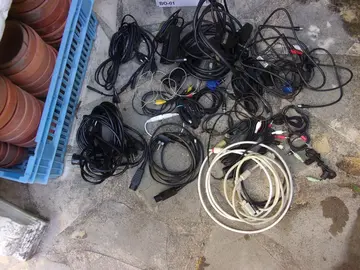 Lot n°1 = Anciens câbles et fils pour informatique
