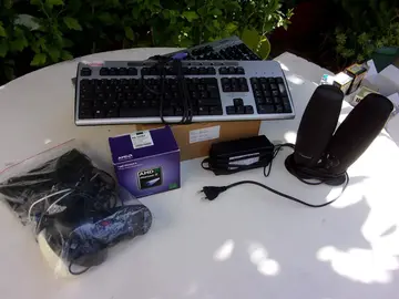 Lot n°4 = Anciens accessoires divers pour informatique (souris, claviers, et autre........)