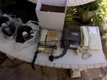 Lot n°5 = Anciens téléphones fixes 1 répondeur et accessoires divers