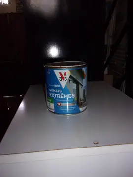un demi pot de peinture bois climats extrêmes coloris jaune bouton d'or marque V33