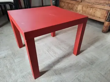 Petite table rouge