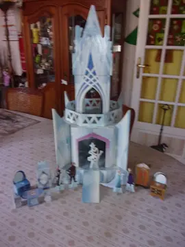 Chateau La Reine des Neiges avec personnages et mobilier en carton 62 cm X 31 cm