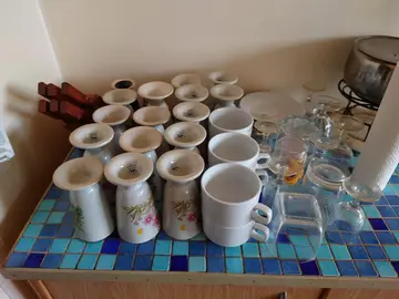 Donne verres et tasses