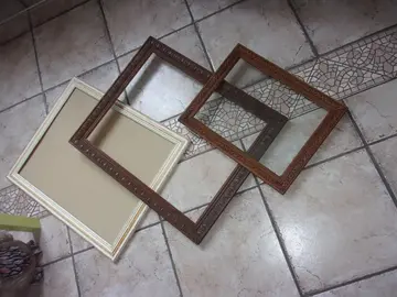 Lot 3 cadres incomplets en bois : 57 cm X 47 cm - 58 cm X 48 cm - 41 cm X 33 cm