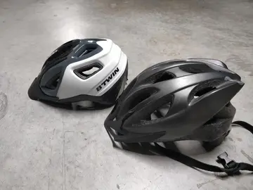 Donne 2 casques de vélo Btwin et Rockrider